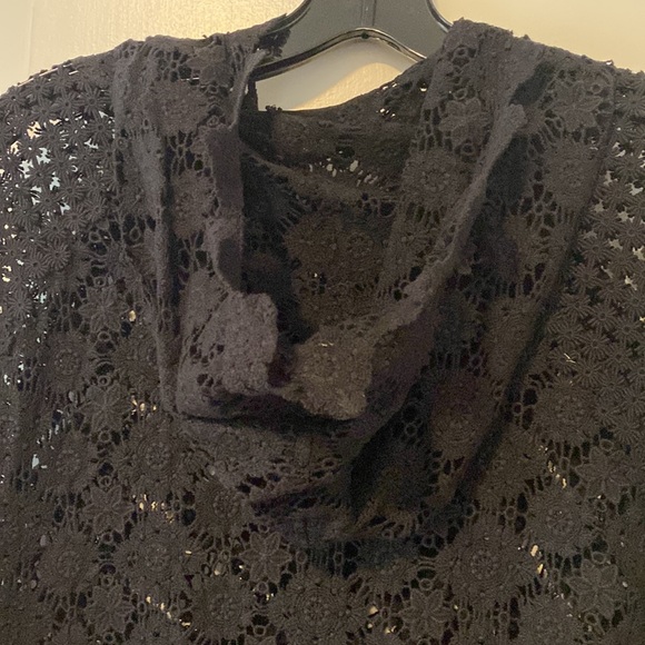 Elie Tahari Black crocheted/lace style hooded poncho Sz M - Picture 3 of 5